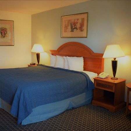 Texas Inn & Suites Дентон Экстерьер фото