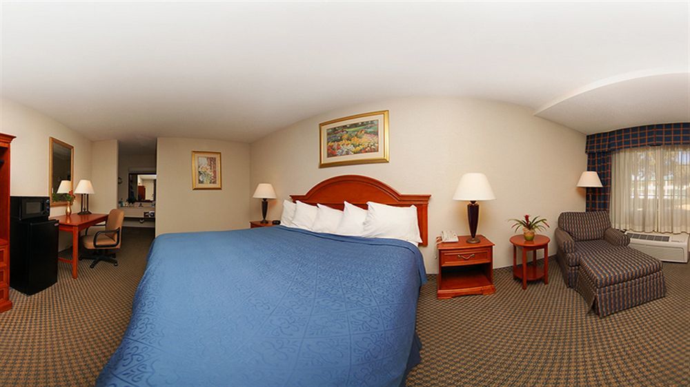 Texas Inn & Suites Дентон Экстерьер фото