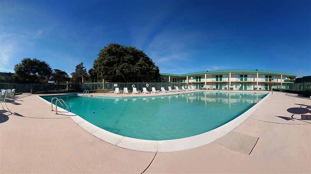 Texas Inn & Suites Дентон Экстерьер фото