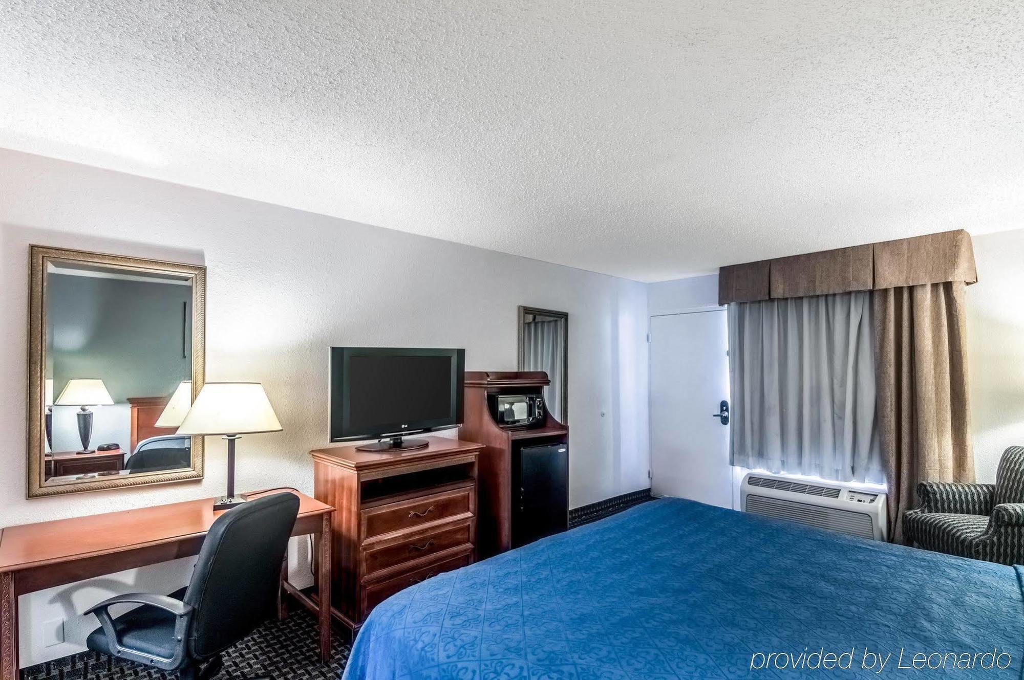 Texas Inn & Suites Дентон Экстерьер фото