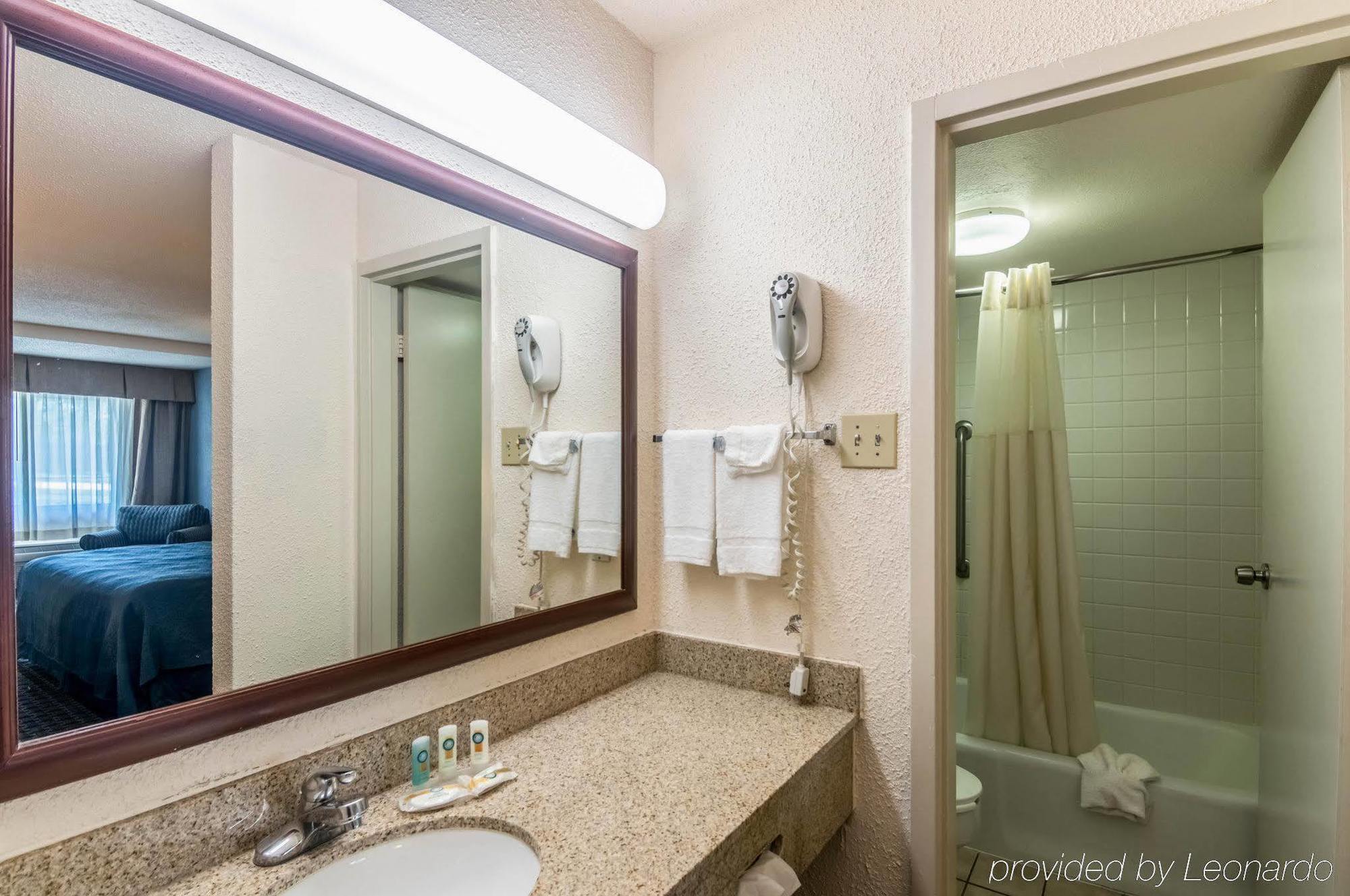 Texas Inn & Suites Дентон Экстерьер фото