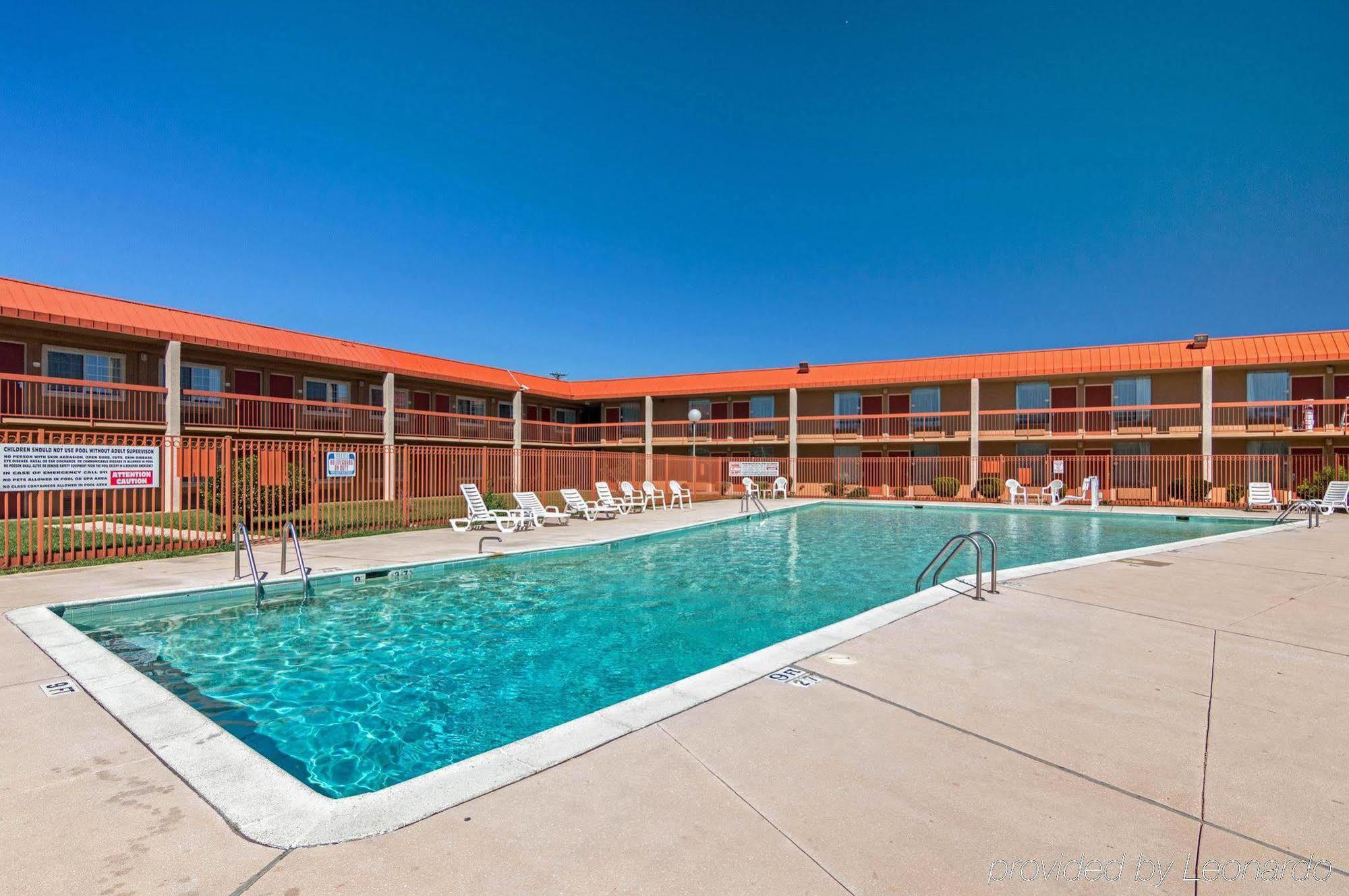 Texas Inn & Suites Дентон Экстерьер фото