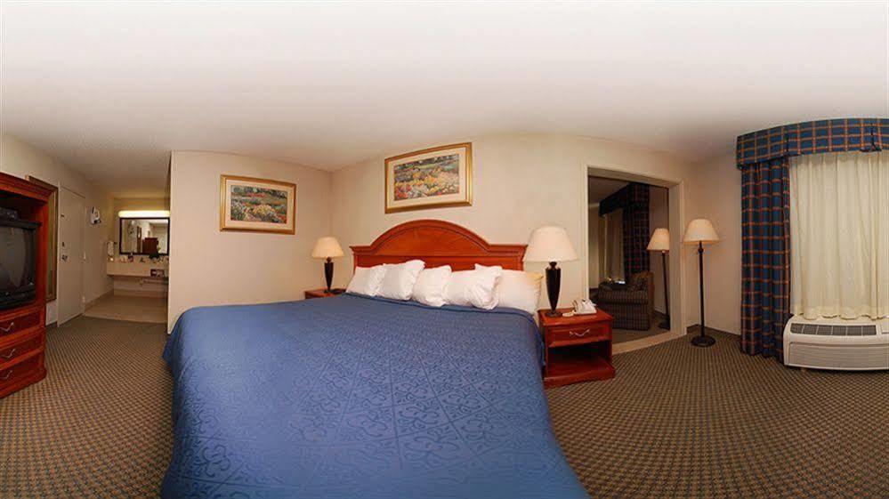 Texas Inn & Suites Дентон Экстерьер фото
